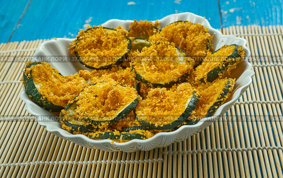 Easy Oven-Baked Zucchini Chips. Стоковое фото, фотограф Александр Fanfo / Фотобанк Лори