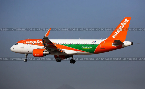 EasyJet OE-IVT Airbus landing in El Prat Airport in Barcelona (2020 год). Редакционное фото, фотограф Яков Филимонов / Фотобанк Лори