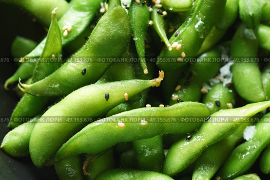 Edamame fresh soya beans close-up macro texture immature soybeans in the pod. Стоковое фото, агентство Ingram Publishing / Фотобанк Лори