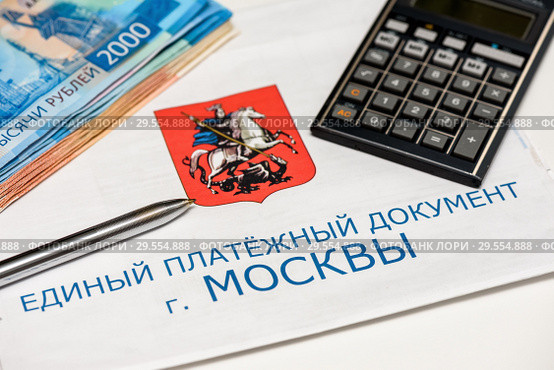 Единый платежный документ за коммунальные услуги, российские деньги, калькулятор и шариковая ручка. Стоковое фото, фотограф Игорь Низов / Фотобанк Лори