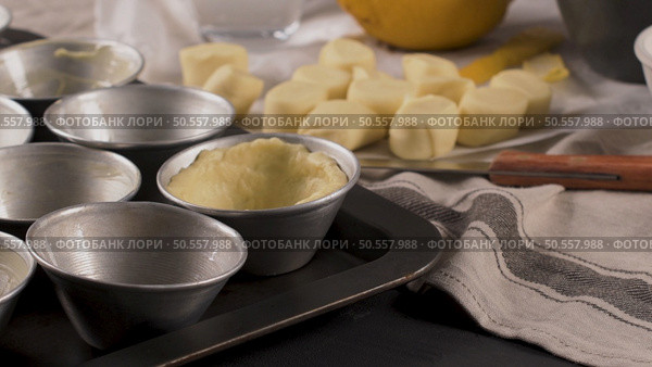 Egg tarts, traditional portuguese dessert, pastel de nata, custard tarts home production ingredients. Стоковое фото, агентство Ingram Publishing / Фотобанк Лори