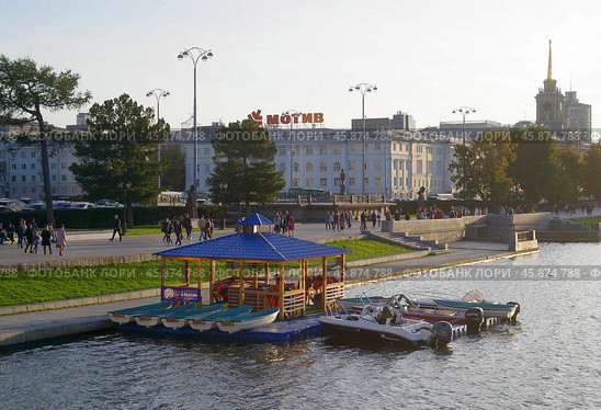 Екатеринбург, Городской пруд: прокат весельных лодок и прогулки на катерах (2019 год). Редакционное фото, фотограф Алексей Иванов / Фотобанк Лори