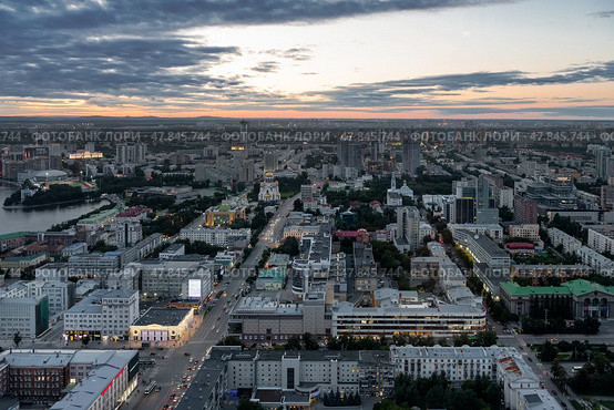 Екатеринбург. Вид на город со смотровой площадки БЦ "Высоцкий" на вечерний город (2024 год). Стоковое фото, фотограф Pukhov K / Фотобанк Лори