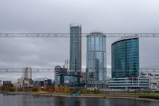 Екатеринбург. Вид с  Макаровского моста на набережную реки Исеть (2022 год). Редакционное фото, фотограф Литвяк Игорь / Фотобанк Лори