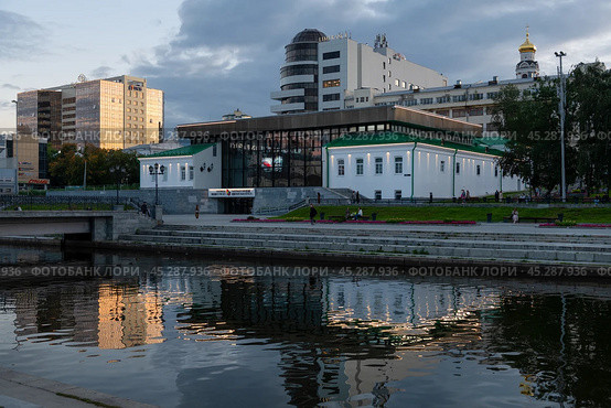 Екатеринбургский музей изобразительных искусств летним вечером на закате. Екатеринбург, улица Воеводина, дом 5 (2024 год). Редакционное фото, фотограф Pukhov K / Фотобанк Лори