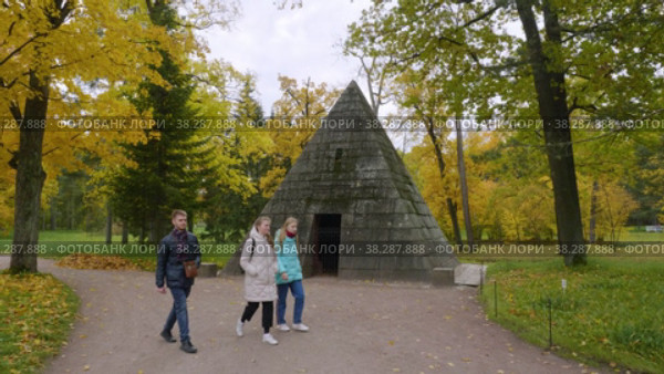 Екатерининский парк (Царское Село). Гранитная пирамида. Catherine Park (Tsarskoye Selo). Granite Pyramid. (2021 год). Редакционное видео, видеограф Евгений Романов / Фотобанк Лори