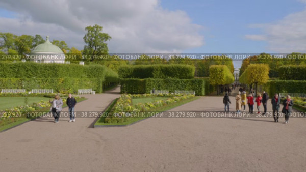 Екатерининский парк (Царское Село). Туристы на Эрмитажной аллее. Catherine Park (Tsarskoye Selo). Tourists on the Hermitage Alley. (2021 год). Редакционное видео, видеограф Евгений Романов / Фотобанк Лори