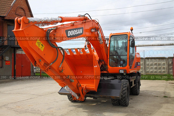 Экскаватор Doosan южнокорейского производства. Дорожно-строительная техника. Редакционное фото, фотограф Дорощенко Элла / Фотобанк Лори