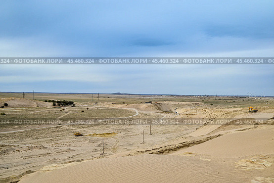 Экскаватор  среди барханов пустыни. Республика Казахстан. Стоковое фото, фотограф Александр Тараканов / Фотобанк Лори