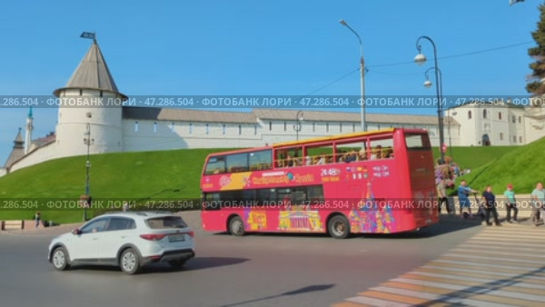 Экскурсионный автобус проезжает около Казанского кремля. Редакционное видео, видеограф Елена Никишина / Фотобанк Лори