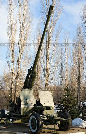 Экспонаты военной техники музея на Соколовой горе города Саратова. Зенитная пушка (2007 год). Редакционное фото, фотограф Алексей Бок / Фотобанк Лори