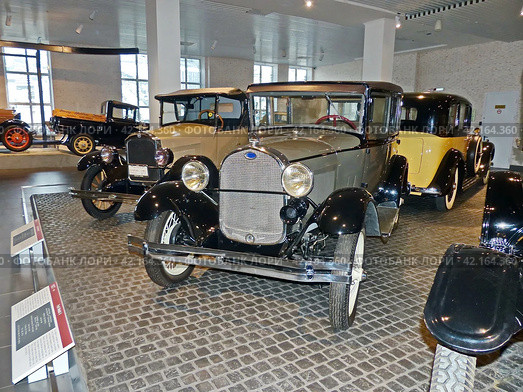 Экспозиция автомобилей марки "Ford". Музей автомобильной техники. Верхняя Пышма, Россия (2020 год). Редакционное фото, фотограф Сергей Елизарьев / Фотобанк Лори