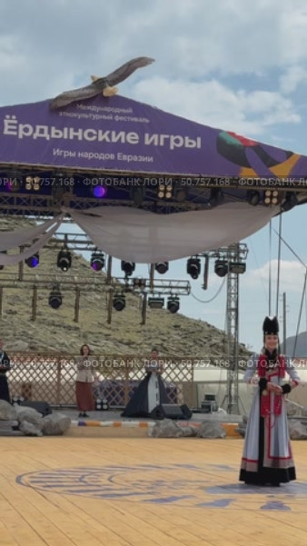 ELANTSY, IRKUTSK REGION, RUSSIA - July 5, 2025: Erdyn Games – festival of nomadic peoples of Eurasia. Vertical overview video of beauty contest participants on an open stage in summer holidays. Редакционное видео, видеограф Виктория Катьянова / Фотобанк Лори