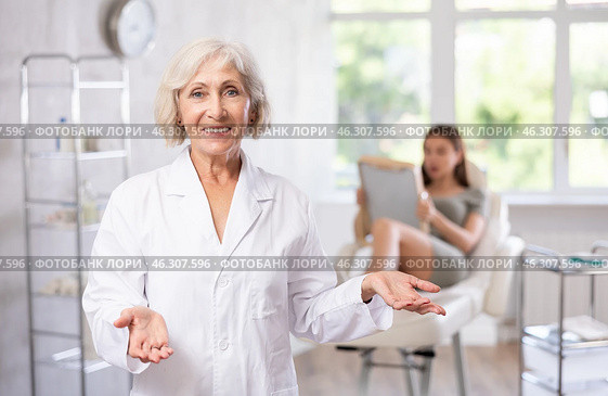 Elderly female doctor portrait. Стоковое фото, фотограф Яков Филимонов / Фотобанк Лори