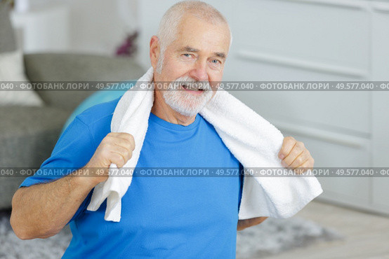 elderly gentleman with towel around his neck. Стоковое фото, агентство Ingram Publishing / Фотобанк Лори