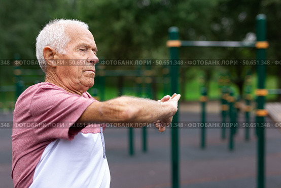 Elderly man doing fitness exercises outdoors. Стоковое фото, фотограф Татьяна Яцевич / Фотобанк Лори