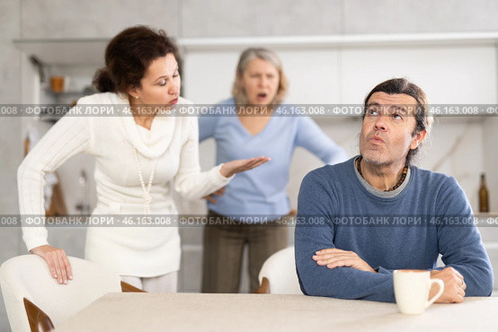 Elderly mother and woman during family quarrel accuse adult man. Стоковое фото, фотограф Яков Филимонов / Фотобанк Лори