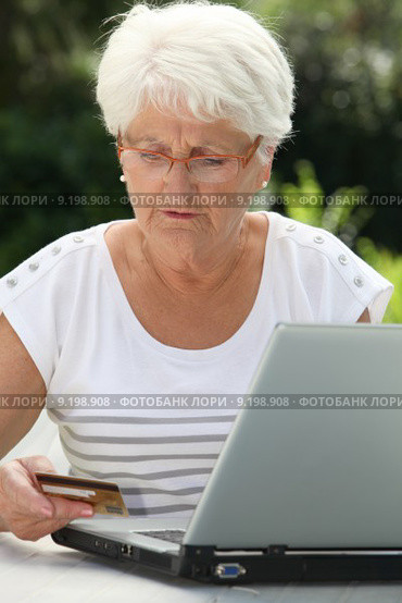 Elderly woman buying online. Стоковое фото, фотограф Fabrice Michaudeau / PantherMedia / Фотобанк Лори