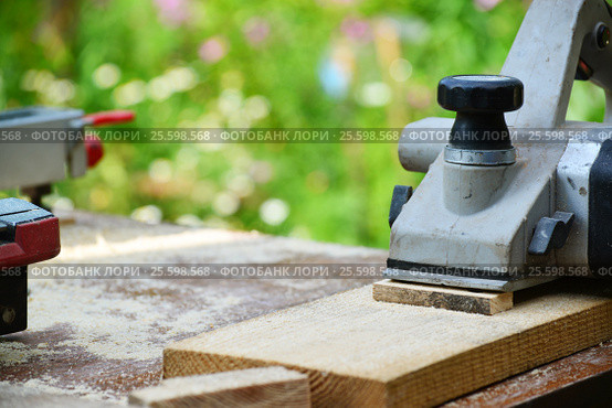 Electric planer is on board on the nature. Стоковое фото, фотограф Володина Ольга / Фотобанк Лори
