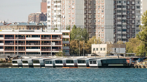 Electrical ships on Moscow River parked on pier. Aquabus boat is an ecological public transport. Редакционное фото, фотограф Константин Григорьев / Фотобанк Лори