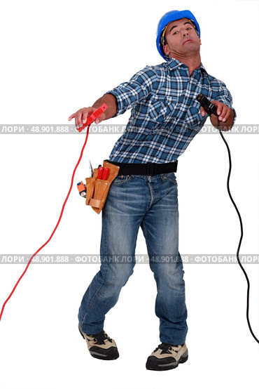 Electrician holding crocodile clips. Стоковое фото, агентство Ingram Publishing / Фотобанк Лори