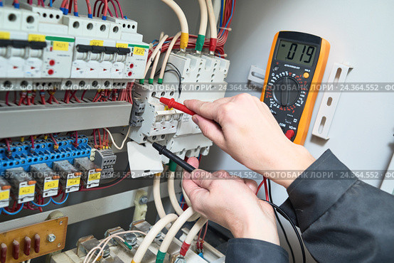 electrician measurements with multimeter tester. Стоковое фото, фотограф Дмитрий Калиновский / Фотобанк Лори