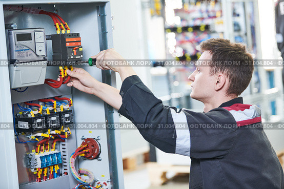 Electrician works with pliers in switchbox. current breaker installation. Стоковое фото, фотограф Дмитрий Калиновский / Фотобанк Лори