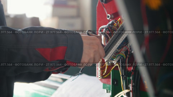 Electrician's hands installing energy system on machinery industry. Стоковое видео, видеограф Константин Шишкин / Фотобанк Лори