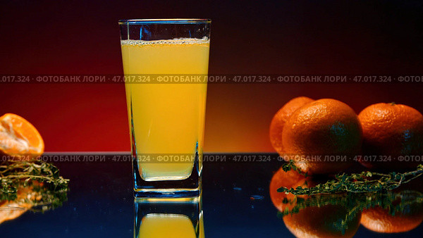 Elegant alcoholic cocktail on a bar counter with oranges and rosemary. Стоковое фото, фотограф David Kashakhi / Фотобанк Лори