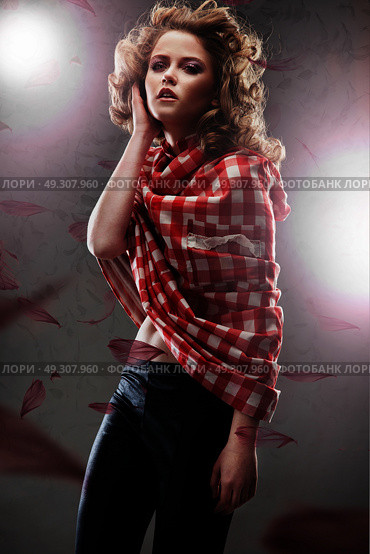 Elegant, sensual woman wearing a checked shirt. Стоковое фото, агентство Ingram Publishing / Фотобанк Лори