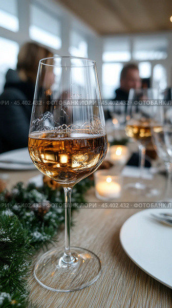 Элегантный опыт дегустации немецкого пива Eiswein с насыщенным янтарным цветом в зимней обстановке. Стоковое AI-изображение, AI-художник ФотоИнтеллект / Фотобанк Лори