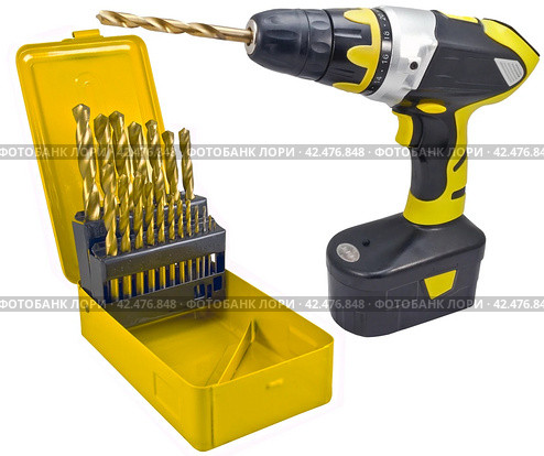 Электрическая ручная дрель и сверла на белом фоне. Electrical hand drill and drill bits isolated on white background. Стоковое фото, фотограф Татьяна Д / Фотобанк Лори
