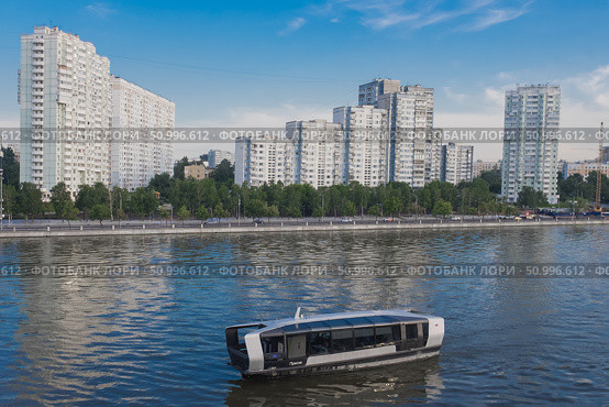 Электрический речной трамвай в Москве (2023 год). Редакционное фото, фотограф Иван Синайко / Фотобанк Лори