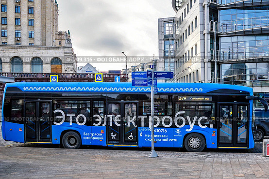 Электробус на остановке "Метро Баррикадная -2А". Москва. Редакционное фото, фотограф Владимир Устенко / Фотобанк Лори