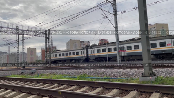 Электропоезд движется по третьему Московскому центральному диаметру. Стоковое видео, видеограф Виктор Маслов / Фотобанк Лори