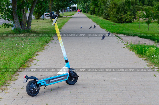 Электросамокат на городской улице Гомеля. Колоbike - шеринг велосипедов и электросамокатов в Беларуси (2024 год). Редакционное фото, фотограф Ольга Коцюба / Фотобанк Лори