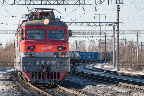 Электровоз ВЛ-80С с грузовым поездом крупным планом мартовским днем. Северная железная дорога (2022 год). Редакционное фото, фотограф Виктор Карасев / Фотобанк Лори
