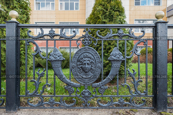 Элемент композиционного раппорта декоративного литого забора у вокзала в Электростали. Стоковое фото, фотограф Кузин Алексей / Фотобанк Лори