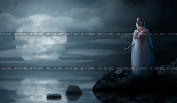 Elven girl on night sea coast. Стоковое фото, агентство Ingram Publishing / Фотобанк Лори