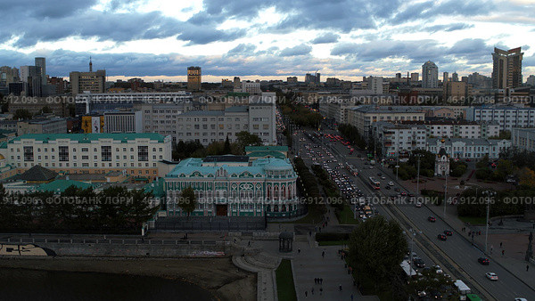 Embankment of the central pond and Plotinka, the historic center of the Yekaterinburg city, Russia. Стоковое фото, фотограф David Kashakhi / Фотобанк Лори
