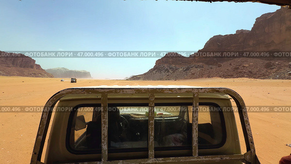 Embarking on a thrilling desert adventure in the spectacular Wadi Rum landscape is unforgettable. Стоковое фото, фотограф David Kashakhi / Фотобанк Лори