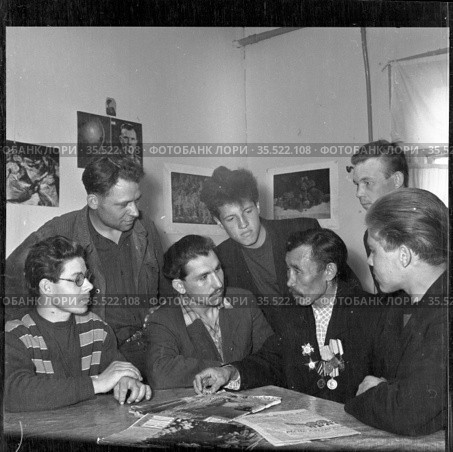 Эмельджак, рудничные рабочие 15 мая 1961, скан плёнки. Редакционное фото, фотограф Варфоломей Тетерин / Фотобанк Лори