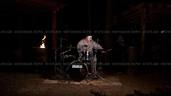 Emotional drummer hitting drum cymbals in repetition grunge style studio. Стоковое фото, фотограф David Kashakhi / Фотобанк Лори
