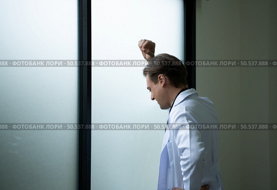 Emotions, feelings of disappointment in the treatment of the doctor’s patients that fails due to factors that are difficult to control. Стоковое фото, агентство Ingram Publishing / Фотобанк Лори
