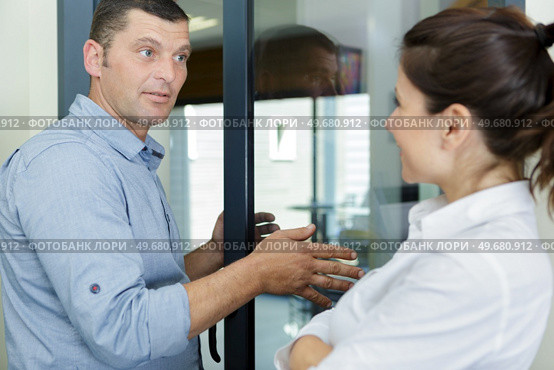 employee of hardware store helping customer. Стоковое фото, агентство Ingram Publishing / Фотобанк Лори