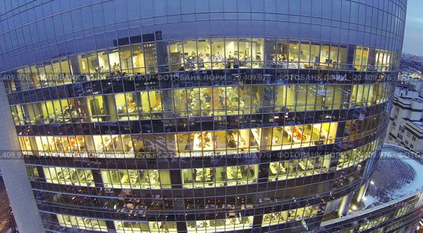 Employees on workplaces at evening in office building. View from unmanned quadrocopter (2013 год). Редакционное фото, фотограф Losevsky Pavel / Фотобанк Лори