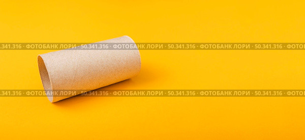 empty roll toilet paper with copy space. Стоковое фото, агентство Ingram Publishing / Фотобанк Лори