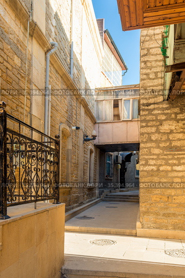 Empty street in old city Icheri Sheher of Baku, Azerbaijan. Architecture of Old city Baku. Inner City buildings. (2018 год). Стоковое фото, фотограф Константин Лабунский / Фотобанк Лори