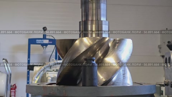 Engineer assembling screw rotor in industrial pump. Стоковое видео, видеограф Юрий Поздников / Фотобанк Лори
