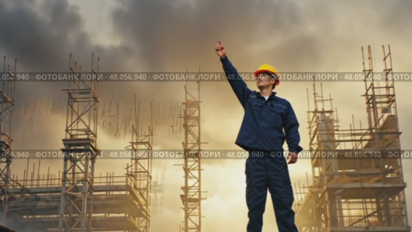 Engineer on constructing site, man in helmet hold tool in hand. AI Generative. Стоковое AI-видео, аниматор Spirit River / Фотобанк Лори